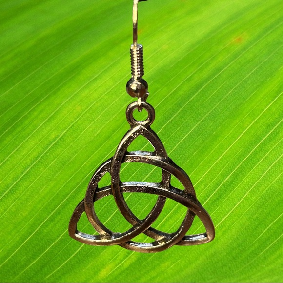 TRINITY KNOT OR TRIQUETRA HANGING EARRINGS IN ANTIQUED SILVER FINISH! - Picture 3 of 15